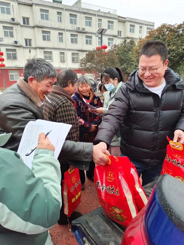 關愛老人，我們一（yī）直在行（háng）動（dòng），2023年農曆臘月（yuè）二十，給西北流村（cūn）的老人 發春節福利
