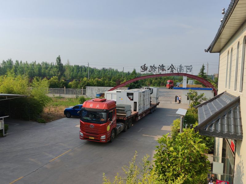 滿滿一車高壓（yā）開關櫃和變壓器發貨