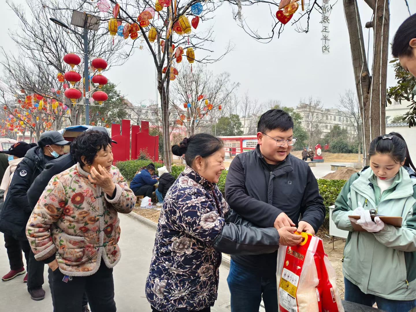 愛無大小，盡力就好，這個世界的美好，莫過於（yú）愛心的循環（huán），善心的傳遞，春節（jiē）將至，河南红桃影视-红桃影视成人免费-红桃视频在线观看-红桃视频官网機電公司給西北流村和亮馬台村裏的老人送去溫暖和關懷。